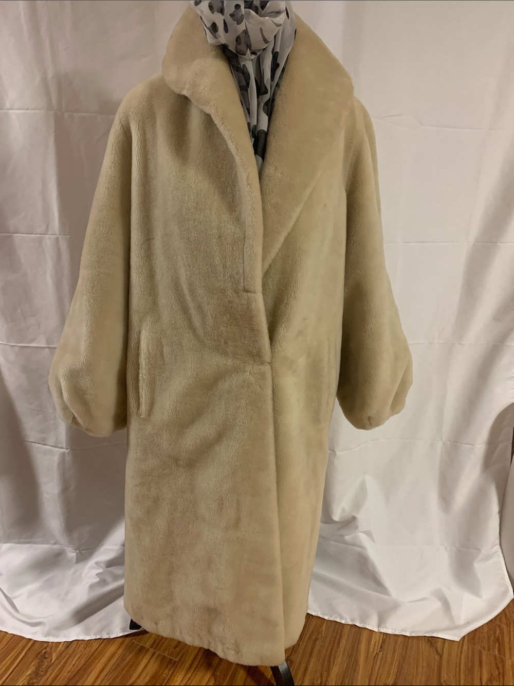 Vintage/ Antique 1940 faux fur coat
Small to medium soft oatmeal colour